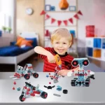 طفل يلعب بميكانو جونيور لتنمية التركيز والمهارات الحركية